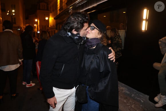 Le chanteur et sa compagne n'ont pas hésité à s'embrasser devant les photographes
 
Exclusive - Matthieu Chedid et sa femme Loica Saint-M'leux à la soirée 'Le Flirt' Club Opening Party le 7 novembre 2024 à Paris, France. Photo : Jerome Domine/ABACAPRESS.COM