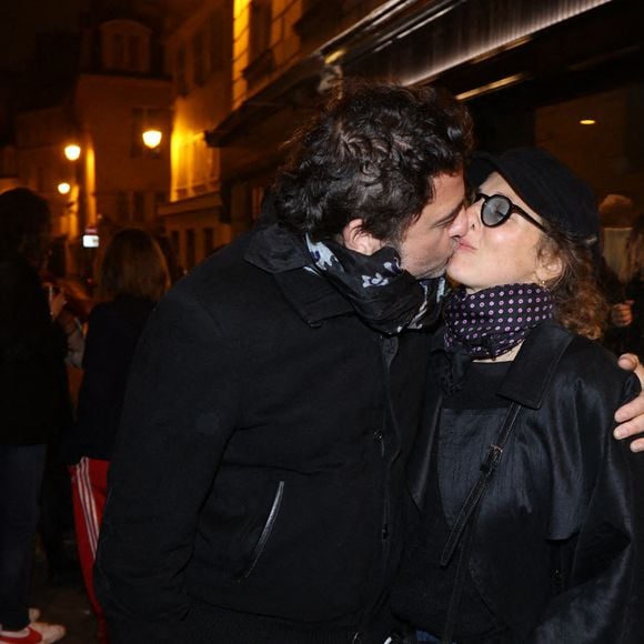 Le chanteur et sa compagne n'ont pas hésité à s'embrasser devant les photographes
 
Exclusive - Matthieu Chedid et sa femme Loica Saint-M'leux à la soirée 'Le Flirt' Club Opening Party le 7 novembre 2024 à Paris, France. Photo : Jerome Domine/ABACAPRESS.COM