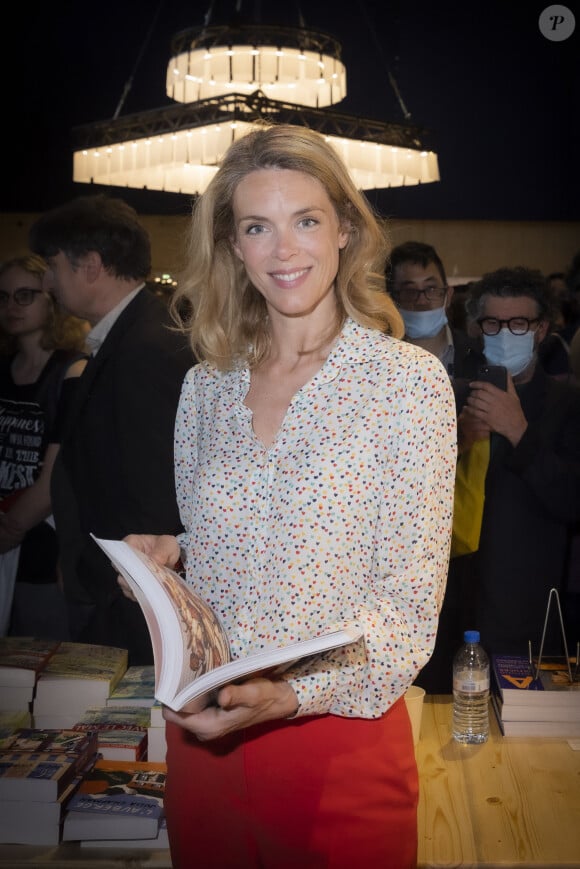 Julie Andrieu au Festival du Livre de Paris au Grand Palais éphémère à Paris, France, le 22 avril 2022. © Jack Tribeca/Bestimage