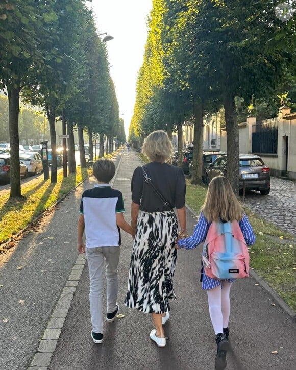 Mais ils ont fait leur retour trois mois plus tard pour raisons familiales
Julie Andrieu avec ses deux enfants pour leur rentrée à Versailles, 2 septembre 2024.