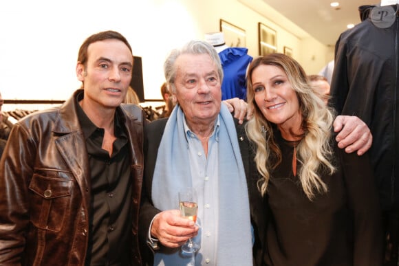 Exclusif - Anthony Delon avec son père Alain Delon et Liliane Jossua (directrice du Montaigne Market) - Lancement de la marque de vêtements de cuir "Anthony Delon 1985" chez Montaigne Market à Paris. Le 7 mars 2017 © Philippe Doignon / Bestimage