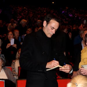 Exclusif - Anthony Delon (assailli par les fans à l'entracte) lors de la soirée hommage Ciné-concert symphonique "Alain Delon, le dernier Samouraï" au palais des congrès à Paris le 8 novembre 2024 le jour de son anniversaire. Pour cette soirée, le chef d'orchestre Vahan Mardirossian a dirigé l'orchestre symphonique de Douai. © Jacovides / Moreau / Bestimage 