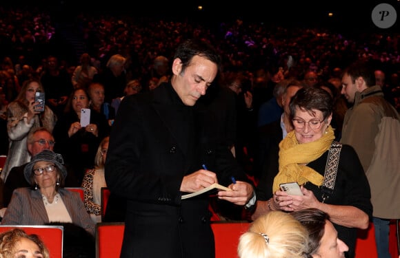 Exclusif - Anthony Delon (assailli par les fans à l'entracte) lors de la soirée hommage Ciné-concert symphonique "Alain Delon, le dernier Samouraï" au palais des congrès à Paris le 8 novembre 2024 le jour de son anniversaire. Pour cette soirée, le chef d'orchestre Vahan Mardirossian a dirigé l'orchestre symphonique de Douai. © Jacovides / Moreau / Bestimage 