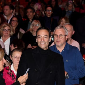 Jour du Ciné-concert symphonique "Alain Delon, le dernier Samouraï" au palais des congrès à Paris
Exclusif - Anthony Delon (assailli par les fans à l'entracte) lors de la soirée hommage Ciné-concert symphonique "Alain Delon, le dernier Samouraï" au palais des congrès à Paris le 8 novembre 2024 le jour de son anniversaire. Pour cette soirée, le chef d'orchestre Vahan Mardirossian a dirigé l'orchestre symphonique de Douai. © Jacovides / Moreau / Bestimage 