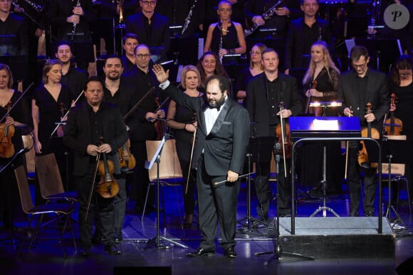 Exclusif - Le chef d'orchestre Vahan Mardirossian lors de la soirée hommage Ciné-concert symphonique "Alain Delon, le dernier Samouraï" au palais des congrès à Paris le 8 novembre 2024 le jour de son anniversaire. Pour cette soirée, le chef d'orchestre Vahan Mardirossian a dirigé l'orchestre symphonique de Douai. © Moreau / Jacovides / Bestimage 