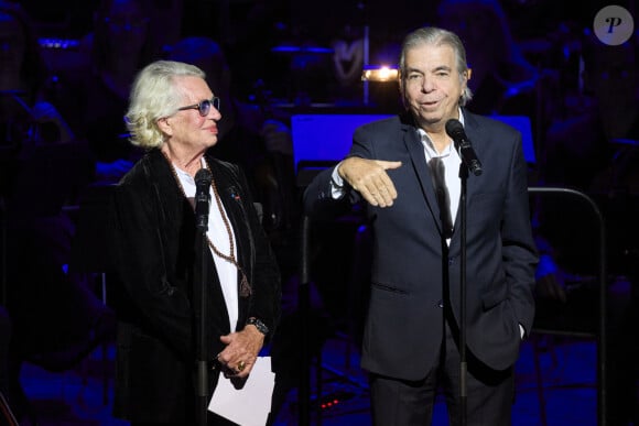 Exclusif - Véronique de Villèle et Professeur Bruno Dubois lors de la soirée hommage Ciné-concert symphonique "Alain Delon, le dernier Samouraï" au palais des congrès à Paris le 8 novembre 2024 le jour de son anniversaire. Pour cette soirée, le chef d'orchestre Vahan Mardirossian a dirigé l'orchestre symphonique de Douai. © Moreau / Jacovides / Bestimage 