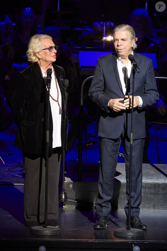 Exclusif - Véronique de Villèle et Professeur Bruno Dubois lors de la soirée hommage Ciné-concert symphonique "Alain Delon, le dernier Samouraï" au palais des congrès à Paris le 8 novembre 2024 le jour de son anniversaire. Pour cette soirée, le chef d'orchestre Vahan Mardirossian a dirigé l'orchestre symphonique de Douai. © Moreau / Jacovides / Bestimage 