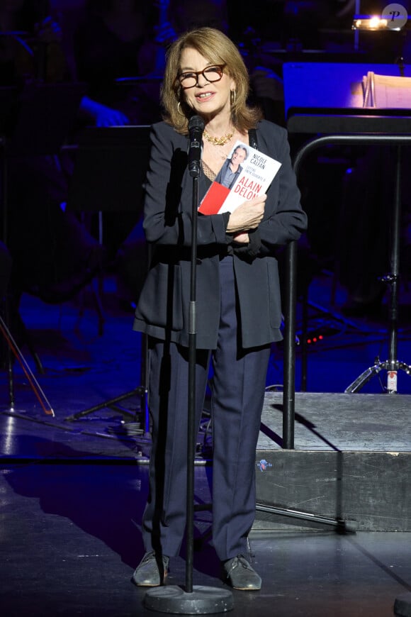 Exclusif - Nicole Calfan lors de la soirée hommage Ciné-concert symphonique "Alain Delon, le dernier Samouraï" au palais des congrès à Paris le 8 novembre 2024 le jour de son anniversaire. Pour cette soirée, le chef d'orchestre Vahan Mardirossian a dirigé l'orchestre symphonique de Douai. © Moreau / Jacovides / Bestimage 