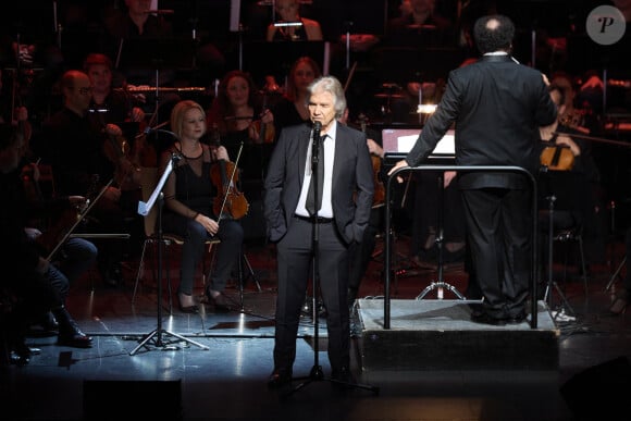 Exclusif - Daniel Guichard (interprète "Mon vieux", la chanson préférée de A.Delon) lors de la soirée hommage Ciné-concert symphonique "Alain Delon, le dernier Samouraï" au palais des congrès à Paris le 8 novembre 2024 le jour de son anniversaire. Pour cette soirée, le chef d'orchestre Vahan Mardirossian a dirigé l'orchestre symphonique de Douai. © Moreau / Jacovides / Bestimage 