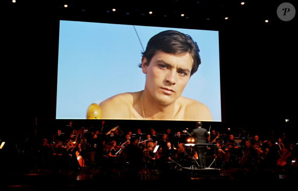 Alain Delon aurait eu 89 ans le 8 novembre 2024
Exclusif - Illustration lors de la soirée hommage Ciné-concert symphonique "Alain Delon, le dernier Samouraï" au palais des congrès à Paris le 8 novembre 2024 le jour de son anniversaire. Pour cette soirée, le chef d'orchestre Vahan Mardirossian a dirigé l'orchestre symphonique de Douai. © Jacovides / Moreau / Bestimage 