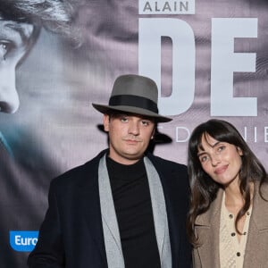 Exclusif - Alain-Fabien Delon et sa compagne Laura Bensadoun au photocall de la soirée Ciné-concert symphonique "Alain Delon, le dernier Samouraï" au Palais des congrès à Paris le 8 novembre 2024 le jour de son anniversaire. © Jacovides / Moreau / Bestimage 