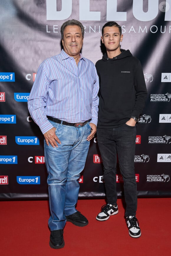 Exclusif - Chico Bouchikhi et son fils au photocall de la soirée Ciné-concert symphonique "Alain Delon, le dernier Samouraï" au Palais des congrès à Paris le 8 novembre 2024 le jour de son anniversaire. © Jacovides / Moreau / Bestimage 