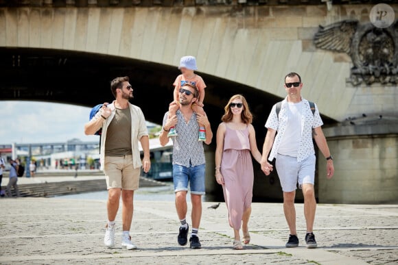 Exclusif - Christophe Beaugrand et son mari Ghislain ont invité à Paris Whitney, la mère porteuse de leur fils Valentin, et son mari Jacob pour une semaine en famille dans la capitale. Le 21 juin 2023. © Cyril Moreau / Bestimage