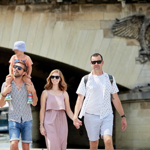 Exclusif - Christophe Beaugrand et son mari Ghislain ont invité à Paris Whitney, la mère porteuse de leur fils Valentin, et son mari Jacob pour une semaine en famille dans la capitale. Le 21 juin 2023. © Cyril Moreau / Bestimage