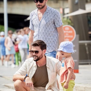 Exclusif - Christophe Beaugrand et son mari Ghislain ont invité à Paris Whitney, la mère porteuse de leur fils Valentin, et son mari Jacob pour une semaine en famille dans la capitale. Le 21 juin 2023. © Cyril Moreau / Bestimage