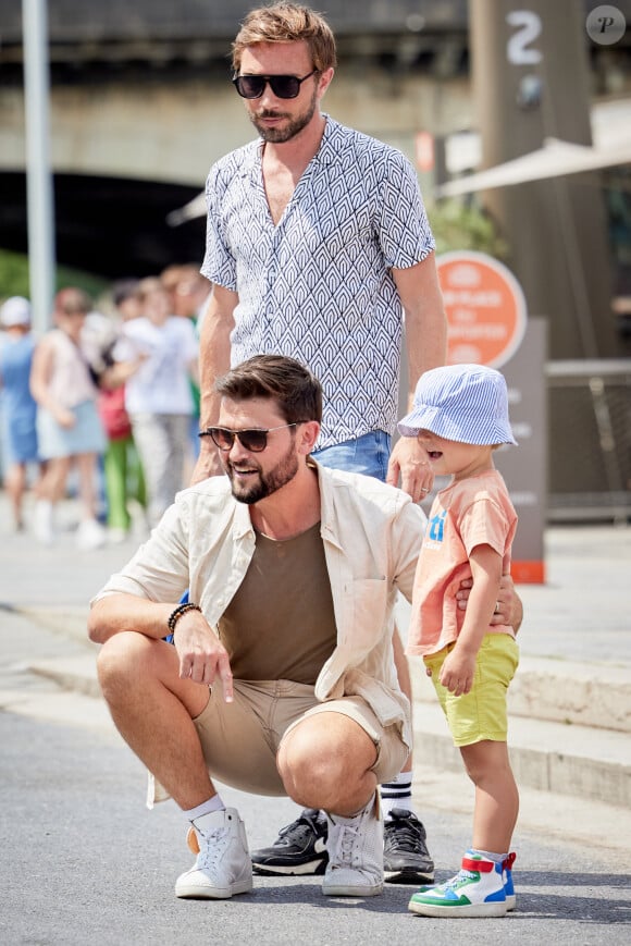 Exclusif - Christophe Beaugrand et son mari Ghislain ont invité à Paris Whitney, la mère porteuse de leur fils Valentin, et son mari Jacob pour une semaine en famille dans la capitale. Le 21 juin 2023. © Cyril Moreau / Bestimage