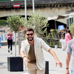 Exclusif - Christophe Beaugrand et son mari Ghislain ont invité à Paris Whitney, la mère porteuse de leur fils Valentin, et son mari Jacob pour une semaine en famille dans la capitale. Le 21 juin 2023. © Cyril Moreau / Bestimage