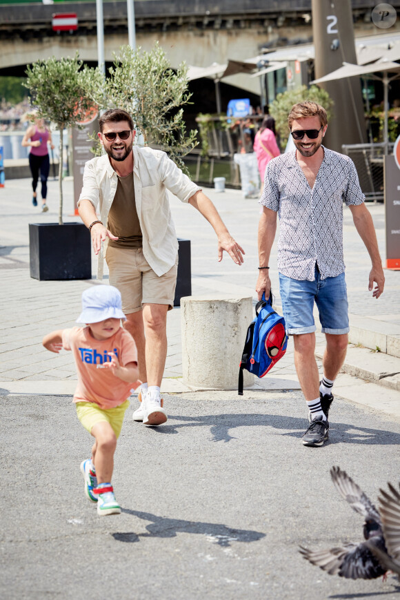 Exclusif - Christophe Beaugrand et son mari Ghislain ont invité à Paris Whitney, la mère porteuse de leur fils Valentin, et son mari Jacob pour une semaine en famille dans la capitale. Le 21 juin 2023. © Cyril Moreau / Bestimage