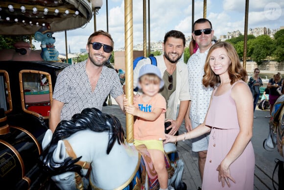 Exclusif - Christophe Beaugrand et son mari Ghislain ont invité à Paris Whitney, la mère porteuse de leur fils Valentin, et son mari Jacob pour une semaine en famille dans la capitale. Le 21 juin 2023. © Cyril Moreau / Bestimage