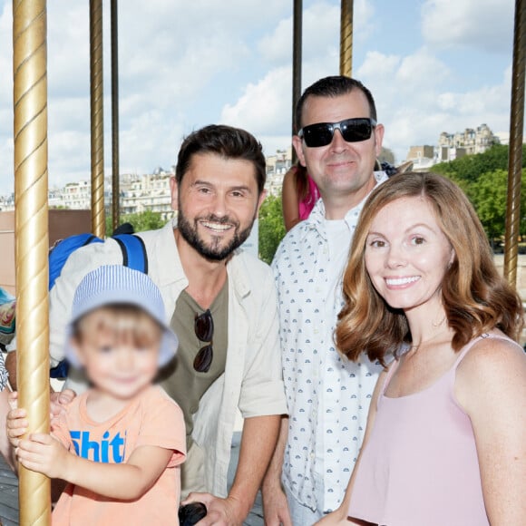 Exclusif - Christophe Beaugrand et son mari Ghislain ont invité à Paris Whitney, la mère porteuse de leur fils Valentin, et son mari Jacob pour une semaine en famille dans la capitale. Le 21 juin 2023. © Cyril Moreau / Bestimage