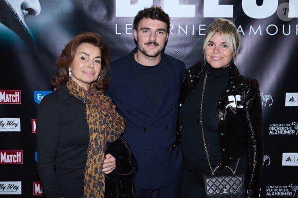 "On a compris la force de leur lien après son décès. Borloo a hébergé l'épouse de Bernard pendant un an."
Exclusif - Dominique Tapie, Sophie Tapie (enceinte) , son mari Baptiste Germain au photocall de la soirée Ciné-concert symphonique "Alain Delon, le dernier Samouraï" au Palais des congrès à Paris le 8 novembre 2024 le jour de son anniversaire. © Jacovides / Moreau / Bestimage 