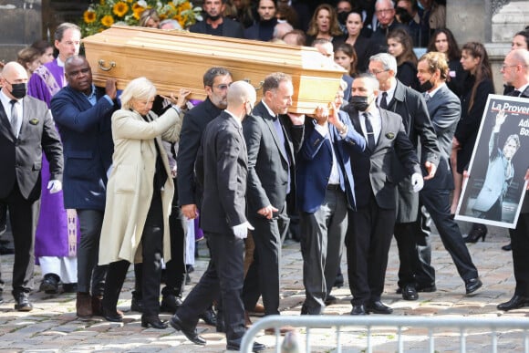 L'ancien footballeur professionnel français d'origine ivoirienne Basile Boli, Stéphane Tapie, Jean-Pierre Papin et Jean-Louis Borloo portent le cercueil lors de la messe d'hommage au magnat français Bernard Tapie à l'église Saint-Germain-des-Prés à Paris, France, le 6 octobre 2021. Les obsèques auront lieu le 8 octobre à la cathédrale de la Major, à Marseille. Bernard Tapie est décédé des suites d'un cancer à l'âge de 78 ans. Photo par Jerome Domine/ABACAPRESS.COM