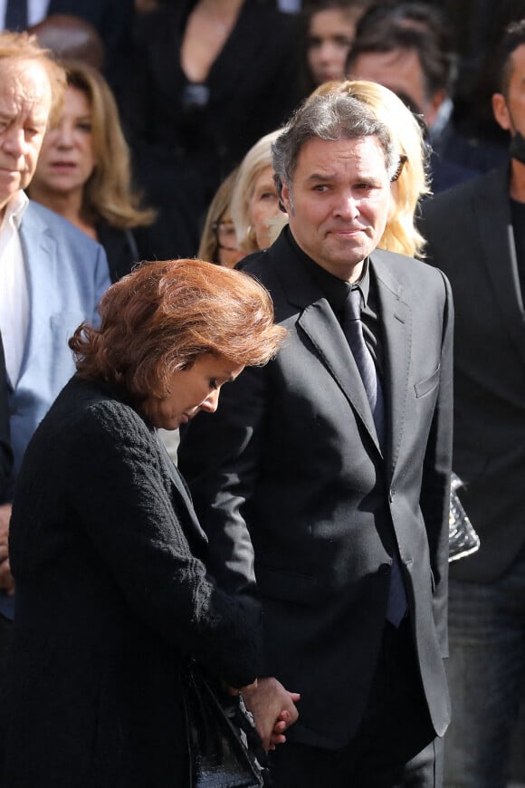 Dominique Tapie et Laurent Tapie (Femme et fils du défunt) - Sorties de la messe funéraire en hommage à Bernard Tapie en l'église Saint-Germain-des-Prés à Paris. Le 6 octobre 2021 © Jacovides-Moreau / Bestimage