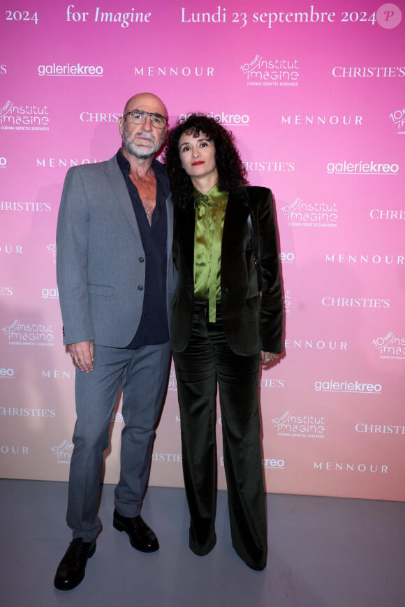 Eric Cantona et sa femme Rachida Brakni lors de la soirée de gala "Heroes for Imagine" qui a permis de récolter dix millions d'euros au profit de la recherche contre les maladies génétiques à Paris le 23 septembre 2024.© Dominique Jacovides / Bestimage