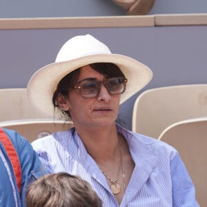 Eric Cantona et sa femme Rachida Brakni - Célébrités dans les tribunes de la finale Dames des Internationaux de Tennis de Roland Garros à Paris le 8 juin 2024. © Jacovides-Moreau/Bestimage