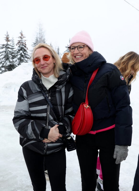 Audrey Lamy et sa soeur Alexandra Lamy - Les célébrités prennent le volant sur le circuit sur glace Skoda dans le cadre du 27ème festival International du Film de Comédie de l'Alpe d'Huez, le 19 janvier 2023. © Dominique Jacovides / Bestimage 