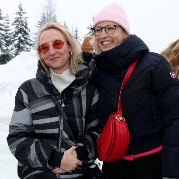 Audrey Lamy et sa soeur Alexandra Lamy - Les célébrités prennent le volant sur le circuit sur glace Skoda dans le cadre du 27ème festival International du Film de Comédie de l'Alpe d'Huez, le 19 janvier 2023. © Dominique Jacovides / Bestimage 