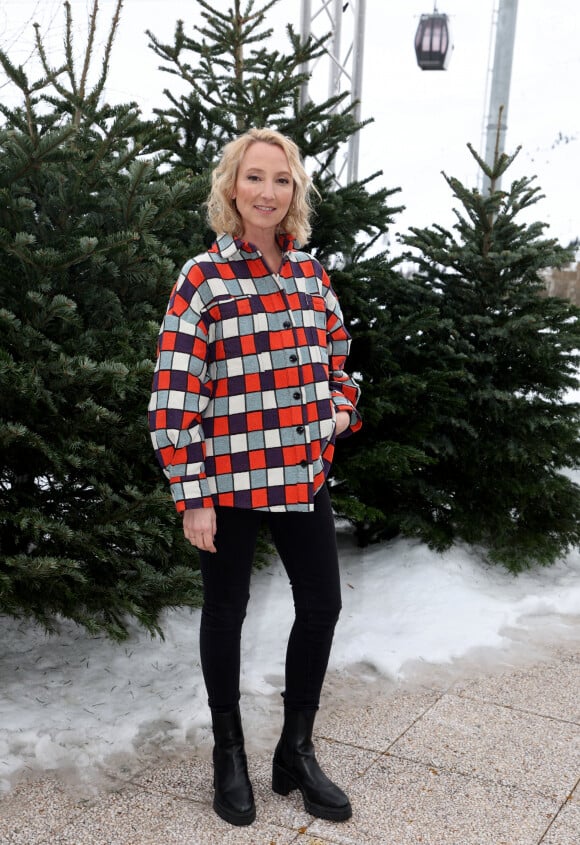 Un déménagement lui permet d'offrir une enfance des plus normales à sa progéniture, qui peut désormais "cueillir des cerises et construire des cabanes dans le jardin".
Audrey Lamy lors du photocall du film "Heureux Gagnants" au 27ème Festival International du Film de Comédie de l'Alpe d'Huez, France, le 17 janvier 2024. © Dominique Jacovides/Bestimage 