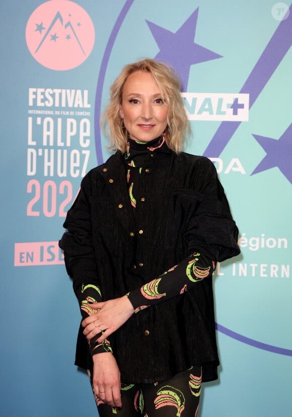 Ce mardi 12 novembre 2024, nos confrères de "Libération" se sont intéressés de près à sa nouvelle vie loin de la capitale française.
Audrey Lamy pour le film "Heureux Gagnants" - 27ème Festival International du Film de Comédie de l'Alpe d'Huez le 17 janvier 2024. © Dominique Jacovides/Bestimage