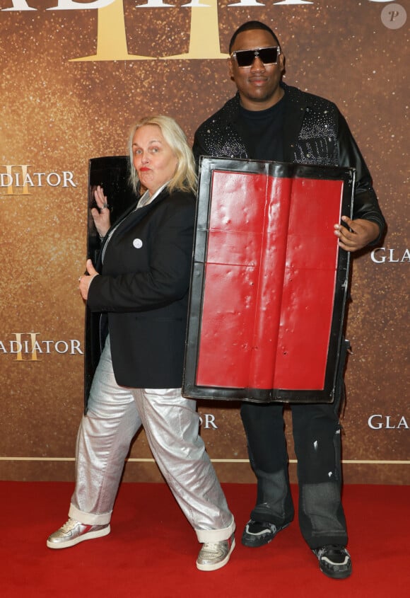 En parallèle, Valérie Damidot et Mokobé Traoré ont amusé les photographes en posant avec des accessoires de gladiateurs
Valérie Damidot et Mokobé Traoré - Avant-première du film "Gladiator 2" au cinéma Pathé Palace à Paris le 10 novembre 2024. © Coadic Guirec / Bestimage 