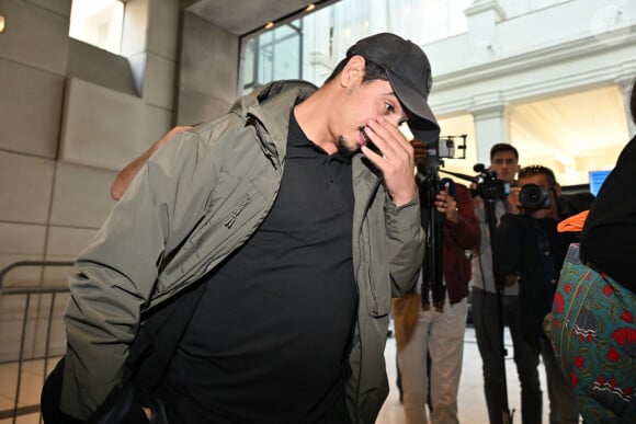 Le footballeur était jugé pour "agression sexuelle" sur une jeune femme de 20 ans
 
Info - Wissam Ben Yedder condamné à deux ans de prison avec sursis pour des faits d'agression sexuelle en état d'ivresse - Ben Yedder, l'ancien capitaine de l'équipe de football de l' AS Monaco, se présente au Palais de Justice de Nice en compagnie de son avocate, Hasna Louzé, accusé pour agression sexuelle en état d'ivresse, le 15 octobre 2024. Le vendredi 6 septembre, le joueur de 34 ans a rencontré une femme d'une vingtaine d'années, dans la voiture, il a posé sa main sur sa cuisse, a tenté de l'embrasser et s'est masturbé devant elle. Ben Yedder, toujours au volant de sa voiture, a été interpellé dans la nuit à Cap d'Ail, commune limitrophe de Monaco. A l'issue de sa garde-à-vue, il a été convoqué devant le tribunal correctionnel pour "agression sexuelle en état d'ivresse manifeste", passible de 10 ans de prison, mais aussi pour "refus d'obtempérer et conduite sous l'emprise d'un état alcoolique". © Bruno Bebert/Bestimage