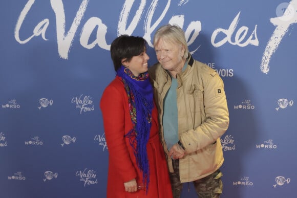 Le musicien a récemment dû annuler deux concerts
Renaud et sa femme Cerise (Christine Marot) lors de l'avant-première du film "La vallée des fous" au Pathé Wepler à Paris le 12 novembre 2024. © Jack Tribeca / Bestimage