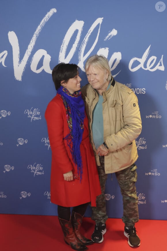 Ses fans se sont donc inquiétés au sujet de son état de santé
Renaud et sa femme Cerise (Christine Marot) lors de l'avant-première du film "La vallée des fous" au Pathé Wepler à Paris le 12 novembre 2024. © Jack Tribeca / Bestimage