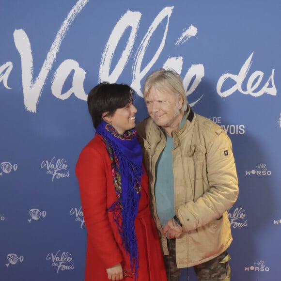 Ses fans se sont donc inquiétés au sujet de son état de santé
Renaud et sa femme Cerise (Christine Marot) lors de l'avant-première du film "La vallée des fous" au Pathé Wepler à Paris le 12 novembre 2024. © Jack Tribeca / Bestimage