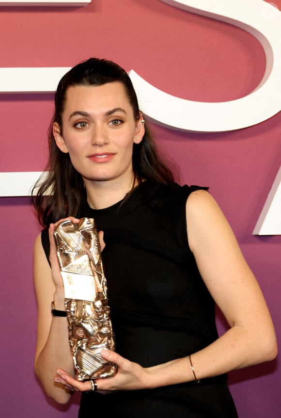 Ella Rumpf, César de la meilleure révélation féminine pour "Dans Le Théorème De Marguerite" - Photocall des lauréats (press room) lors de la 49ème édition de la cérémonie des César à l'Olympia à Paris le 23 février 2024 © Dominique Jacovides / Olivier Borde / Bestimage