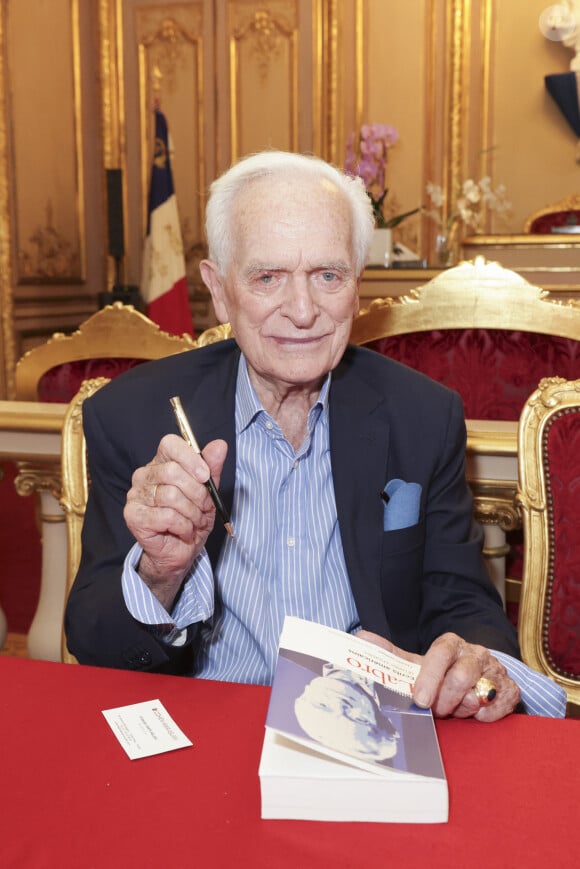 Exclusif - Philippe Labro - Philippe Labro dédicace son nouveau livre "Ecrits américains : Oeuvres choisies" à la suite d'une conférence publique à la mairie du 8ème arrondissement à Paris le 26 juin 2024. © Jack Tribeca/Bestimage