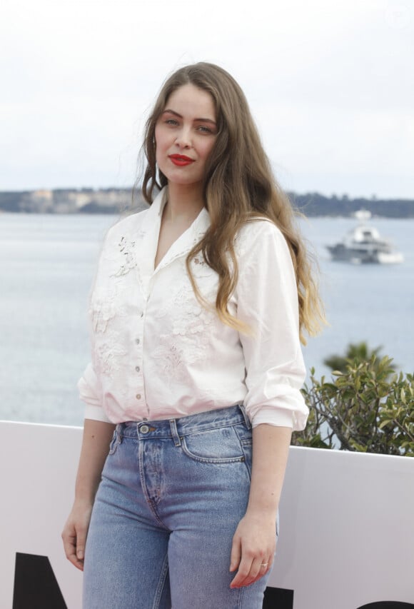 Ils ne les dévoilent pas souvent mais ont fait une exception
Marie-Ange Casta - Photocall de la série "Visions" lors de la 5ème saison du festival International des Séries "Canneseries" à Cannes, France, le 3 avril 2022. © Denis Guignebourg/Bestimage 