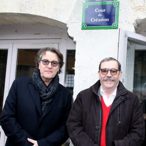 Certains habitants regrettent sa très grande discrétion... Alain Aspect et Françis Cabrel Alain Aspect, Prix Nobel de Physique honoré dans son village natal. L'école de son enfance est baptisée à son nom. L'ancien bâtiment scolaire est devenu la maison des associations occupée notamment par Voix-du-Sud de Francis Cabrel, un centre d'écriture de chansons et les Rencontres d'Astaffort. Le 26 janvier 2023. Photo par Simonet D/ANDBZ/ABACAPRESS.COM