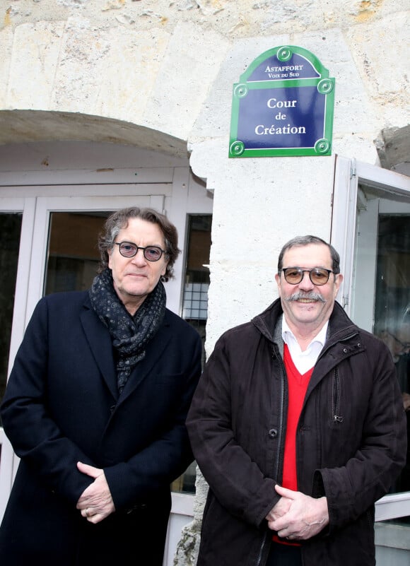 Certains habitants regrettent sa très grande discrétion... Alain Aspect et Françis Cabrel Alain Aspect, Prix Nobel de Physique honoré dans son village natal. L'école de son enfance est baptisée à son nom. L'ancien bâtiment scolaire est devenu la maison des associations occupée notamment par Voix-du-Sud de Francis Cabrel, un centre d'écriture de chansons et les Rencontres d'Astaffort. Le 26 janvier 2023. Photo par Simonet D/ANDBZ/ABACAPRESS.COM