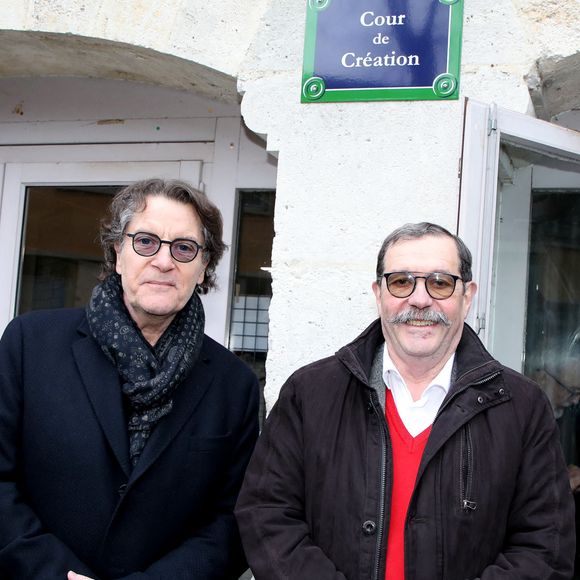 Certains habitants regrettent sa très grande discrétion... Alain Aspect et Françis Cabrel Alain Aspect, Prix Nobel de Physique honoré dans son village natal. L'école de son enfance est baptisée à son nom. L'ancien bâtiment scolaire est devenu la maison des associations occupée notamment par Voix-du-Sud de Francis Cabrel, un centre d'écriture de chansons et les Rencontres d'Astaffort. Le 26 janvier 2023. Photo par Simonet D/ANDBZ/ABACAPRESS.COM