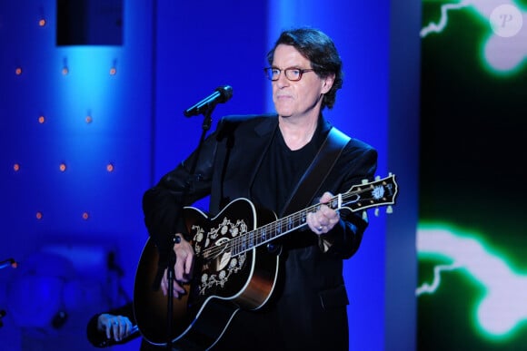 Francis Cabrel se produit lors d'une émission de télévision à Paris, France, le 28 octobre 2015. Photo par ABACAPRESS.COM