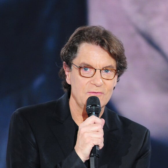 Francis Cabrel se produit lors d'une émission de télévision à Paris, France, le 28 octobre 2015. Photo par ABACAPRESS.COM