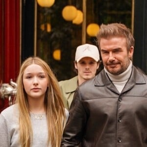 Victoria a déposé et ajouté à sa société une nouvelle marque
 
David and Victoria Beckham à Paris avec Harper Seven, Cruz Beckham et sa copine Jackie Apostel.