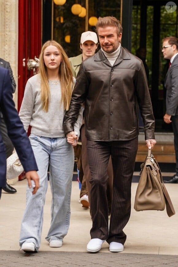 Victoria a déposé et ajouté à sa société une nouvelle marque
 
David and Victoria Beckham à Paris avec Harper Seven, Cruz Beckham et sa copine Jackie Apostel.