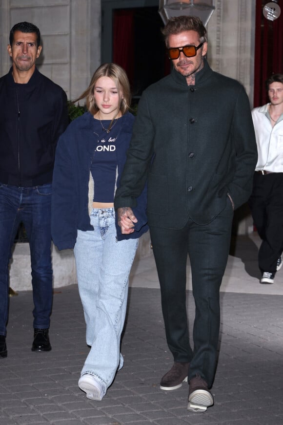 La fille de Victoria et David Beckham a seulement 13 ans, mais déjà des ambitions
 
David and Victoria Beckham à Paris avec Harper Seven, Cruz Beckham et sa copine Jackie Apostel pendant la Fashion Week.