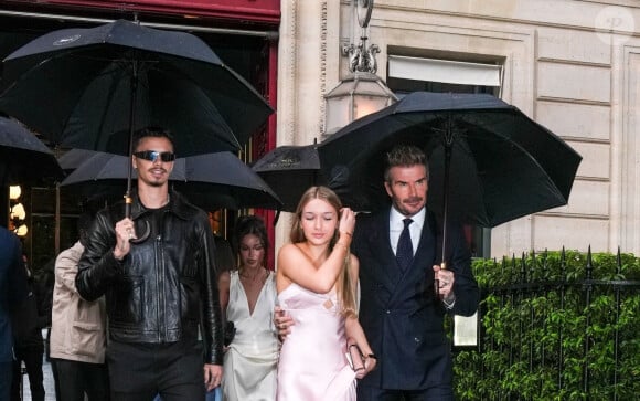 David Beckham quitte l'hôtel La Réserve en famille pour assister au défilé de sa femme V.Beckham au château de Bagatelle lors de la Fashion Week de Paris (PFW), le 27 septembre 2024. Il est entouré de ses enfants, Romeo Beckham, Harper Seven.